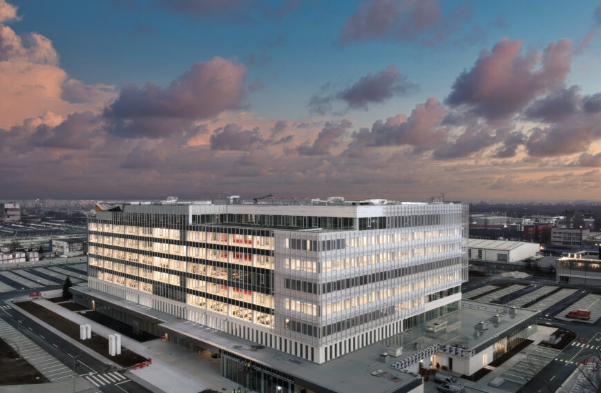 Bâtiment de bureaux du siège social Renault Dacia à Bucarest, vu en perspective générale. architecture tertiaire