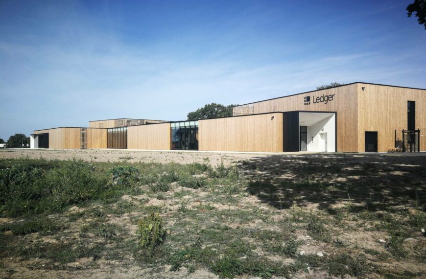 Façade bois du bâtiment de bureaux et ateliers Ledger à Vierzon