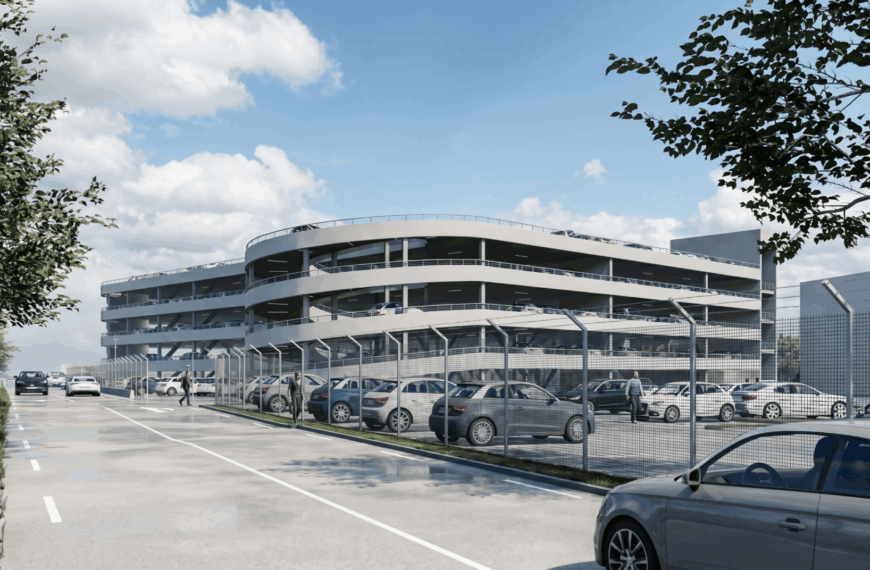 Parking silo du CNPE de Penly intégré dans un site industriel avec voie d’accès, clôture de sécurité et façade ouverte.