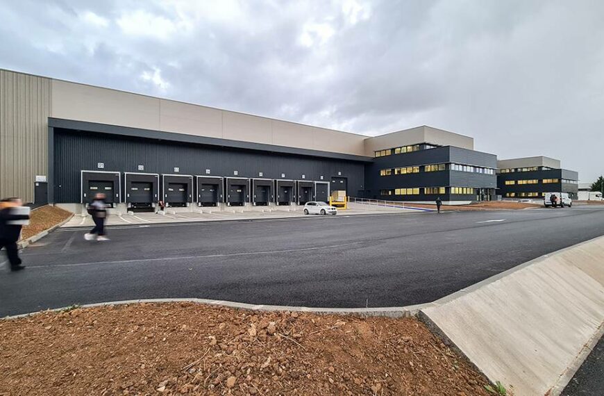 Vue générale de la plateforme logistique ADP MIDI à Tremblay-en-France, avec halle de fret, bureaux et voiries.