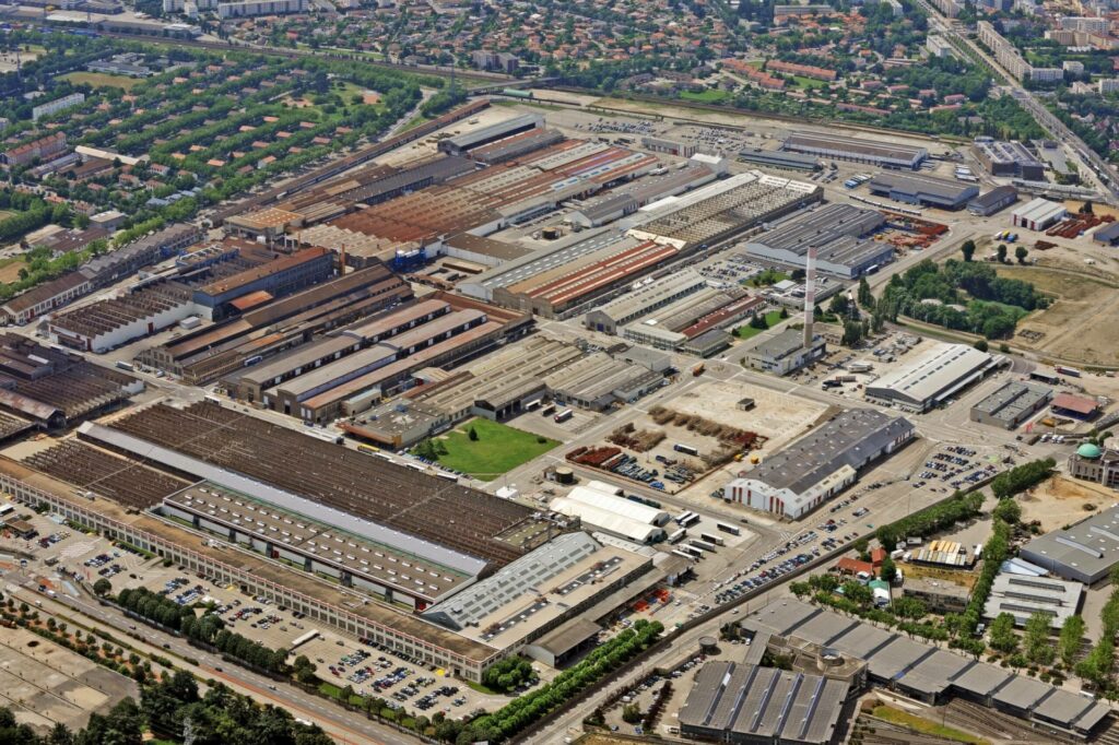 Vue aérienne du site industriel historique Renault Trucks à Vénissieux, dans la métropole de Lyon.
